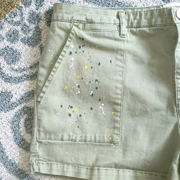 Sanctuary Army Green Paint splatter shorts. Size 31 - Picture 2 of 7